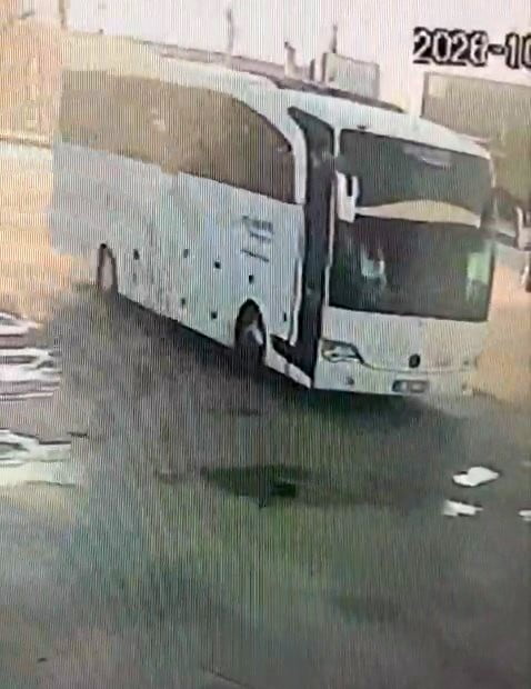 OTOBÜSÜN BURSA'NIN MUSTAFAKEMALPAŞA İLÇESİNDE MOLA VERDİĞİ ANLAR GÜVENLİK KAMERALARINA...