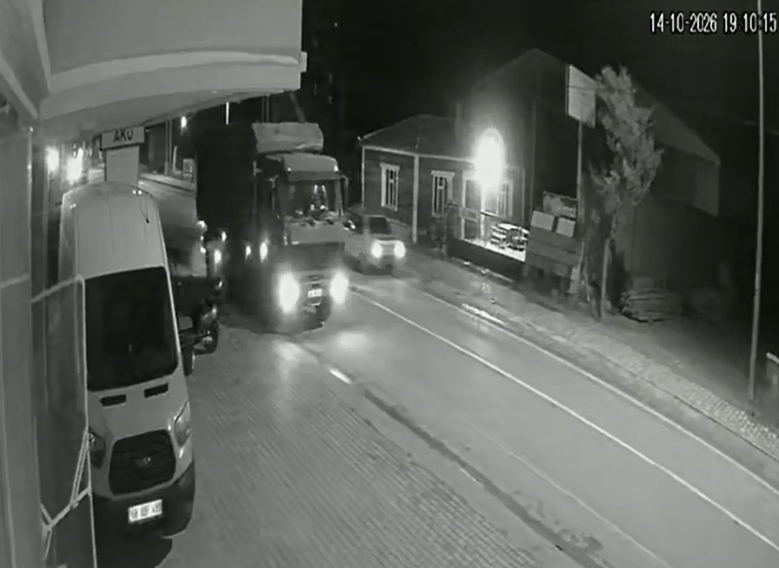 OTOMOBİL SÜRÜCÜSÜNÜN YARALANDIĞI KAZA ANI KAMERAYA YANSIDI
