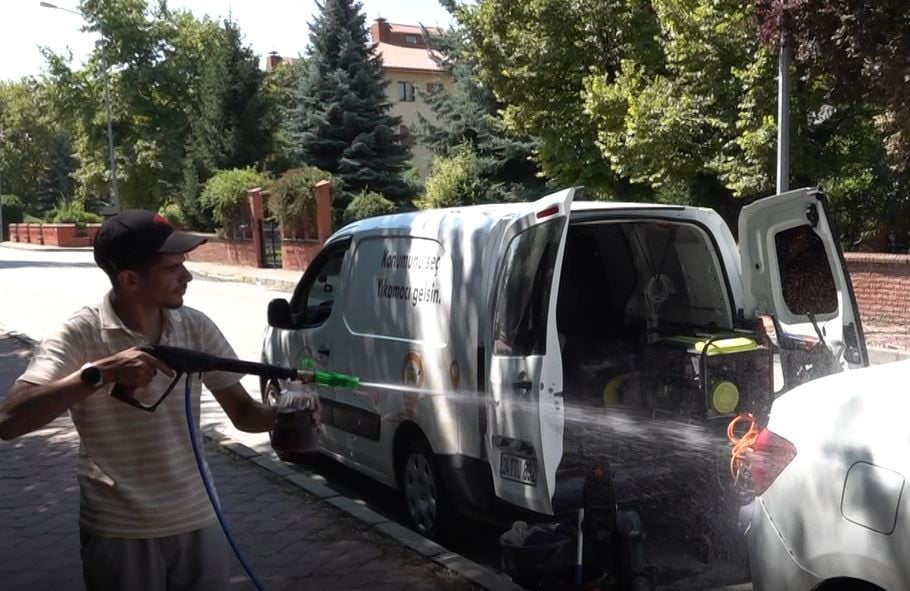ÖZEL DONANIMLI ARACIYLA OTO YIKAMA HİZMETİNİ SÜRÜCÜLERİN AYAĞINA GÖTÜRÜYOR. SU VE ELEKTRİK...
