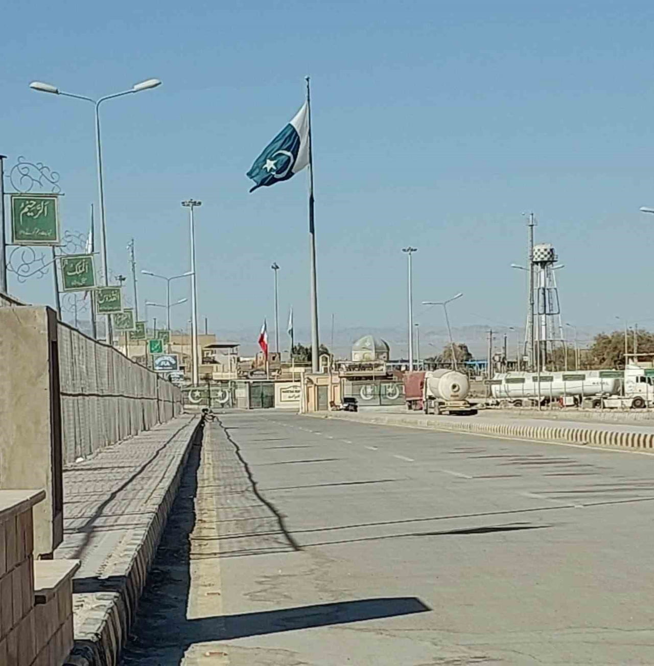PAKİSTAN, GÜVENLİK GEREKÇESİYLE İRAN İLE 2 OLAN SINIR KAPISINDA TİCARETİ DURDURDU