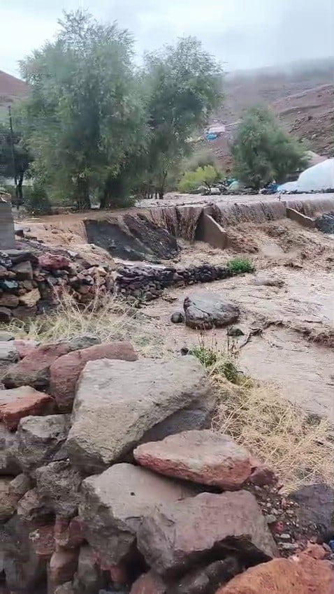 PALANDÖKEN DAĞI ETEKLERİNDEKİ YÜKSEK RAKIMLI MAHALLEDE AŞIRI YAĞIŞLAR SONRASINDA SEL MEYDANA...