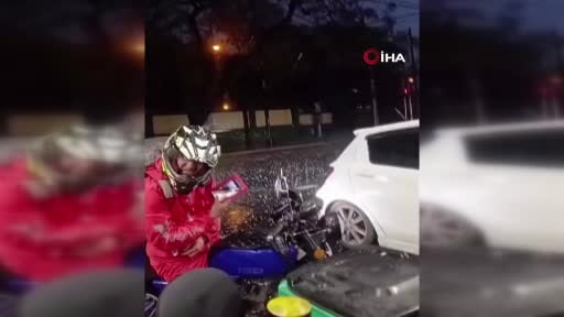 Paraguay'ın başkenti Asuncion'da etkili olan tenis topu büyüklüğündeki dolu yağışı nedeniyle çok...