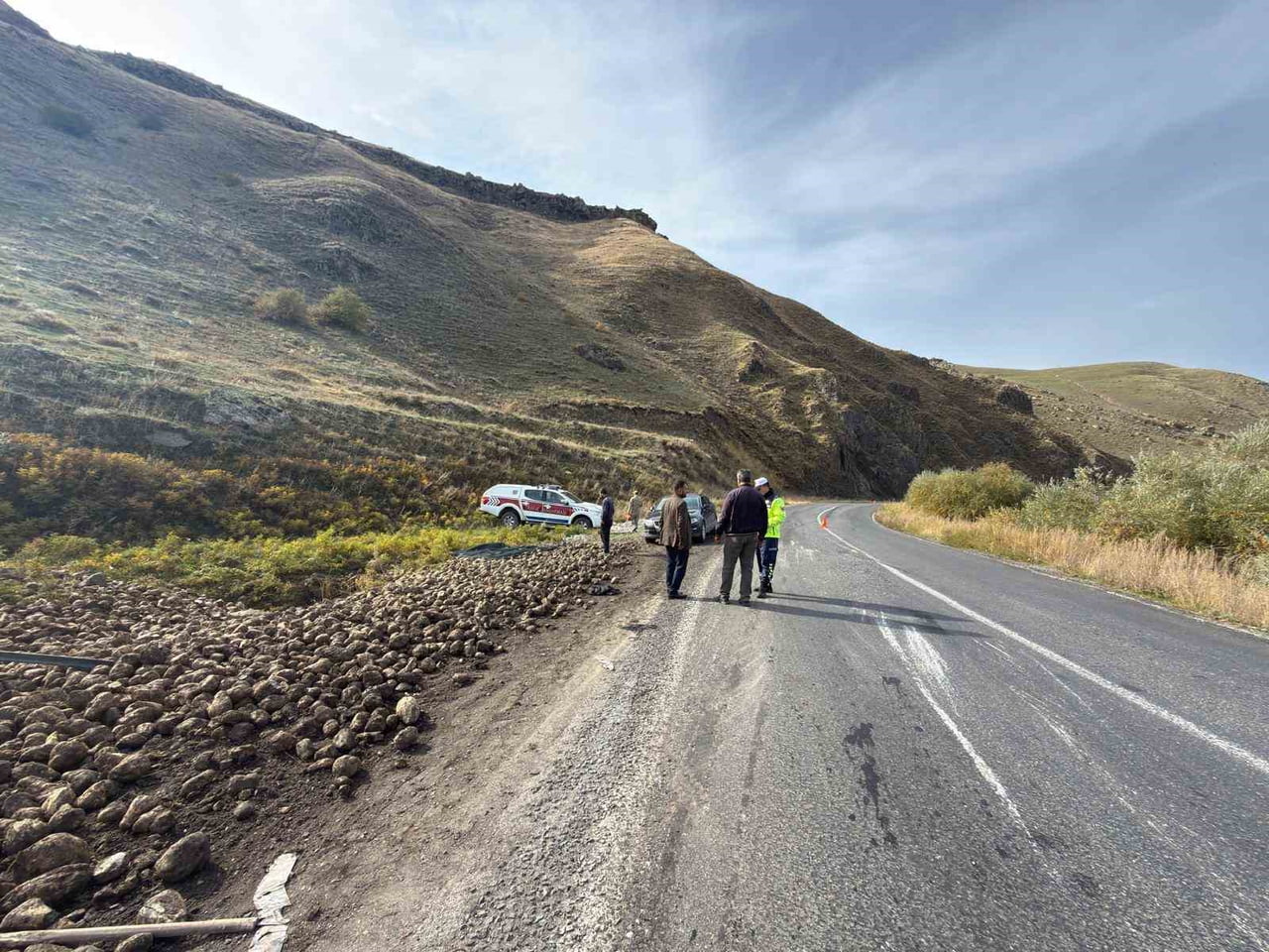 PATNOS-TUTAK KARAYOLUNDA TIR KAZASI: ŞEKER PANCARI YÜKLÜ TIR ŞARAMPOLE YUVARLANDI