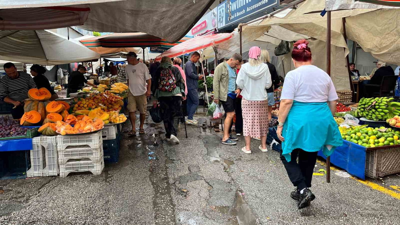 PAZARA ALIŞVERİŞ İÇİN GELEN VATANDAŞLAR DA YAĞIŞ NEDENİYLE ZOR ANLAR YAŞADI. PAZARCILAR TIKANAN...