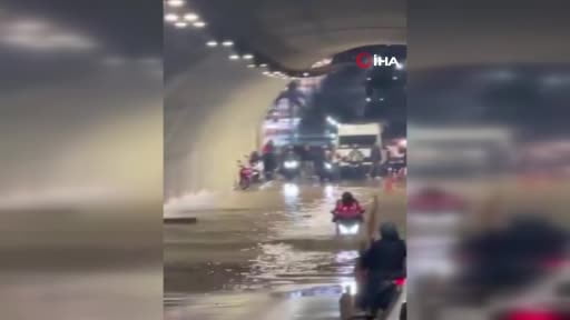 Pendik'te alt geçidi su bastı, sürücü ve kızı mahsur kaldı