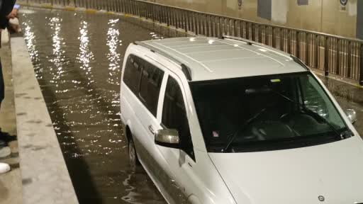 Pendik'te sağanak yağış sonrası minibüs alt geçitte mahsur kaldı