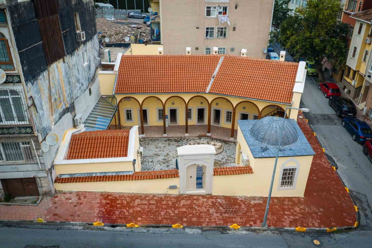 PERVİZ EFENDİ MEDRESESİ, ARKEOLOJİK KAZILARDA ORTAYA ÇIKARILAN ÖZGÜN YAPI İZLERİNİ ESAS ALARAK...
