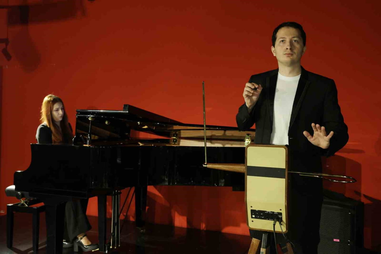 PETER THEREMİN, SERGİLEDİĞİ PERFORMANSLA İZLEYENLERİ ETKİLEDİ.