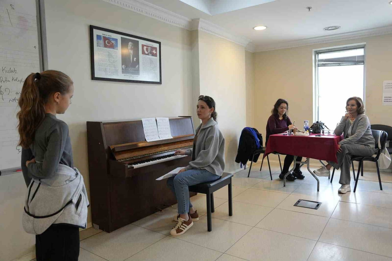 PİYANO, GİTAR, KEMAN VE FARKLI ENSTRÜMAN BRANŞLARINDA GERÇEKLEŞTİRİLEN SINAVLARDA ADAYLAR...