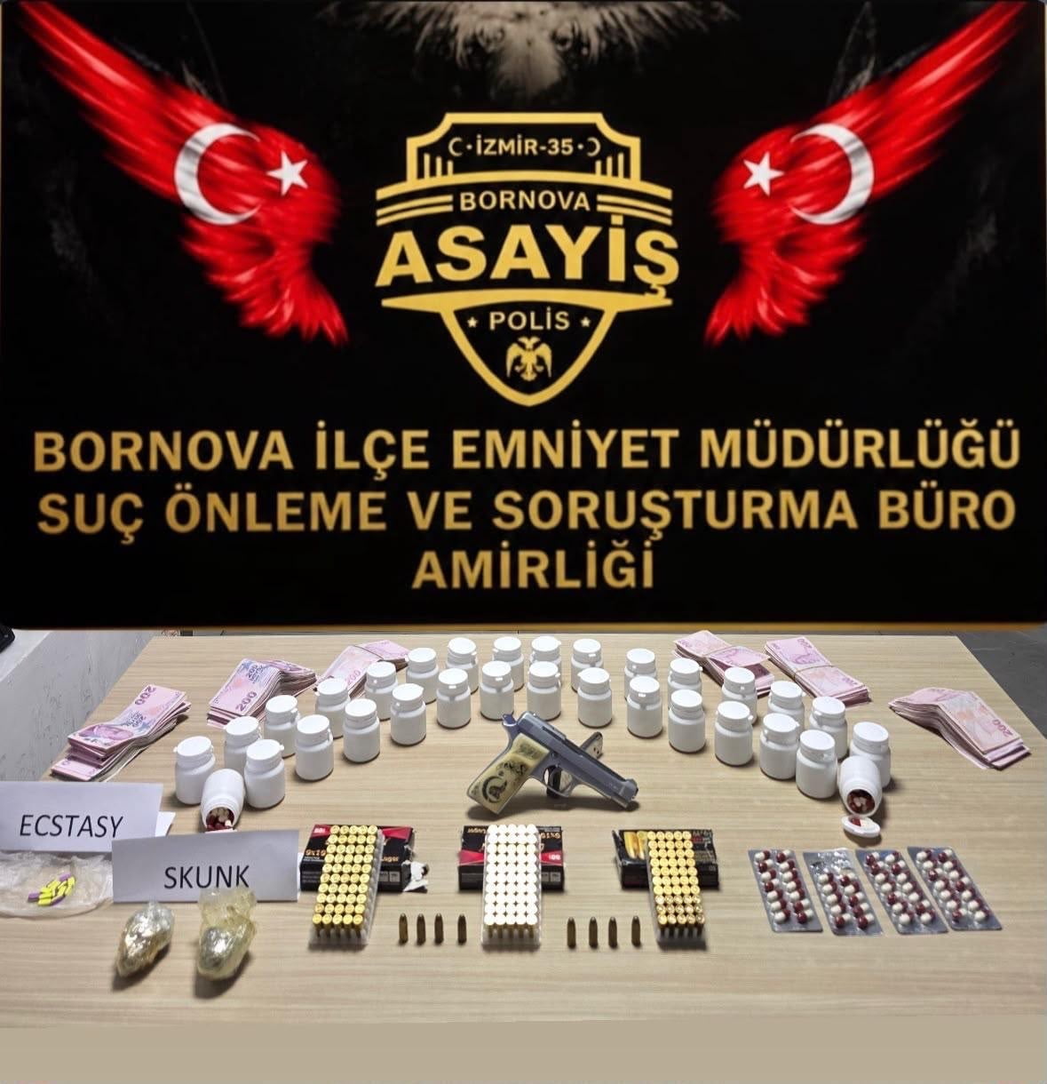 POLİS EKİPLERİ TARAFINDAN EVE GERÇEKLEŞTİRİLEN BASKIDA ÇOK SAYIDA UYUŞTURUCU MADDE ELE...