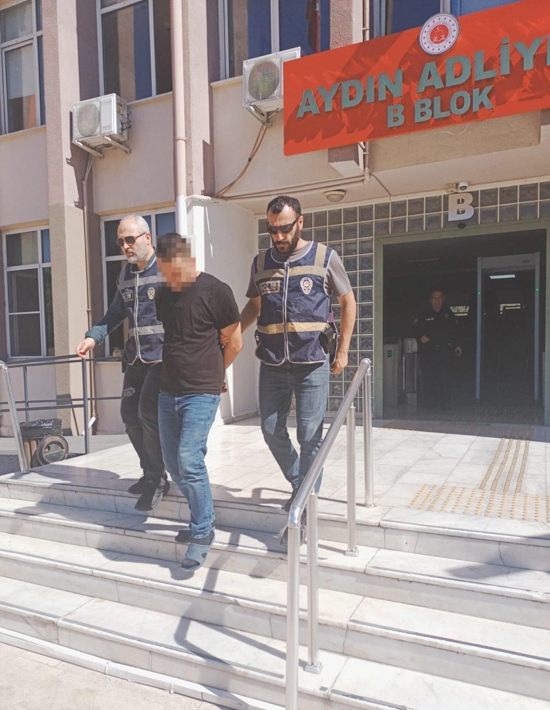 POLİS KAPIYI KIRDI, KADINI KURTARDI