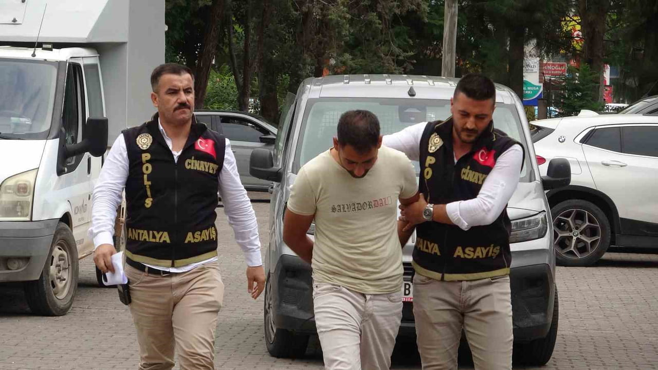 POLİSE TESLİM OLAN ŞAHIS “KASTEN ÖLDÜRME VE CİNSEL SALDIRI” SUÇLAMASIYLA ÇIKARILDIĞI MAHKEMECE...