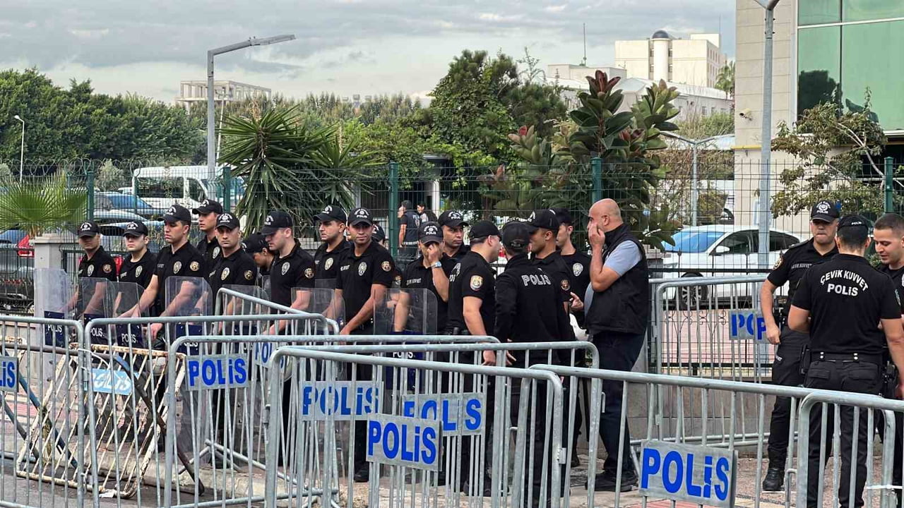 POLİSİN GENİŞ GÜVENLİK TEDBİRİ ALDIĞI ADLİYE ÇEVRESİNDE İSE ŞÜPHELİLERİN YAKINLARI BAŞTA OLMAK...