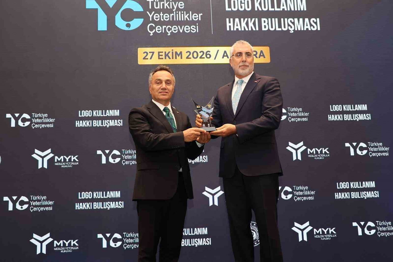 PROF. DR. FATİH YILMAZ, ÖDÜLÜ ÇALIŞMA VE SOSYAL GÜVENLİK BAKANI PROF. DR. VEDAT IŞIKHAN’IN ELİNDEN...