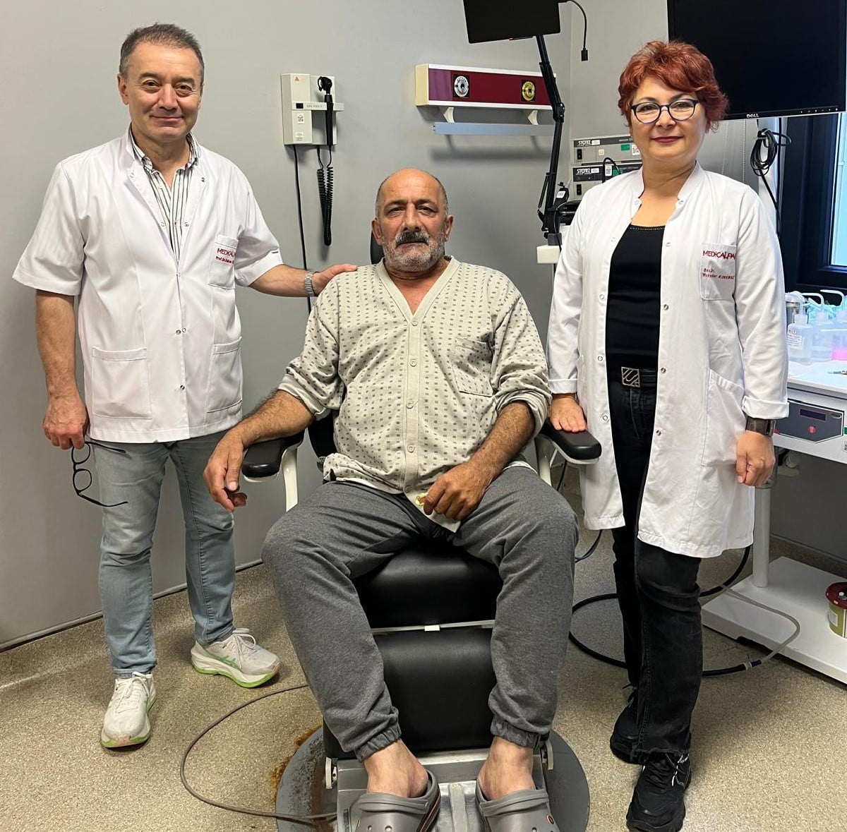 PROF. DR. HAKAN KORKMAZ (SOLDA), HASTA CELALİTTİN BIÇAKÇI (ORTADA), DOÇ. DR. MUKADDER KORKMAZ...