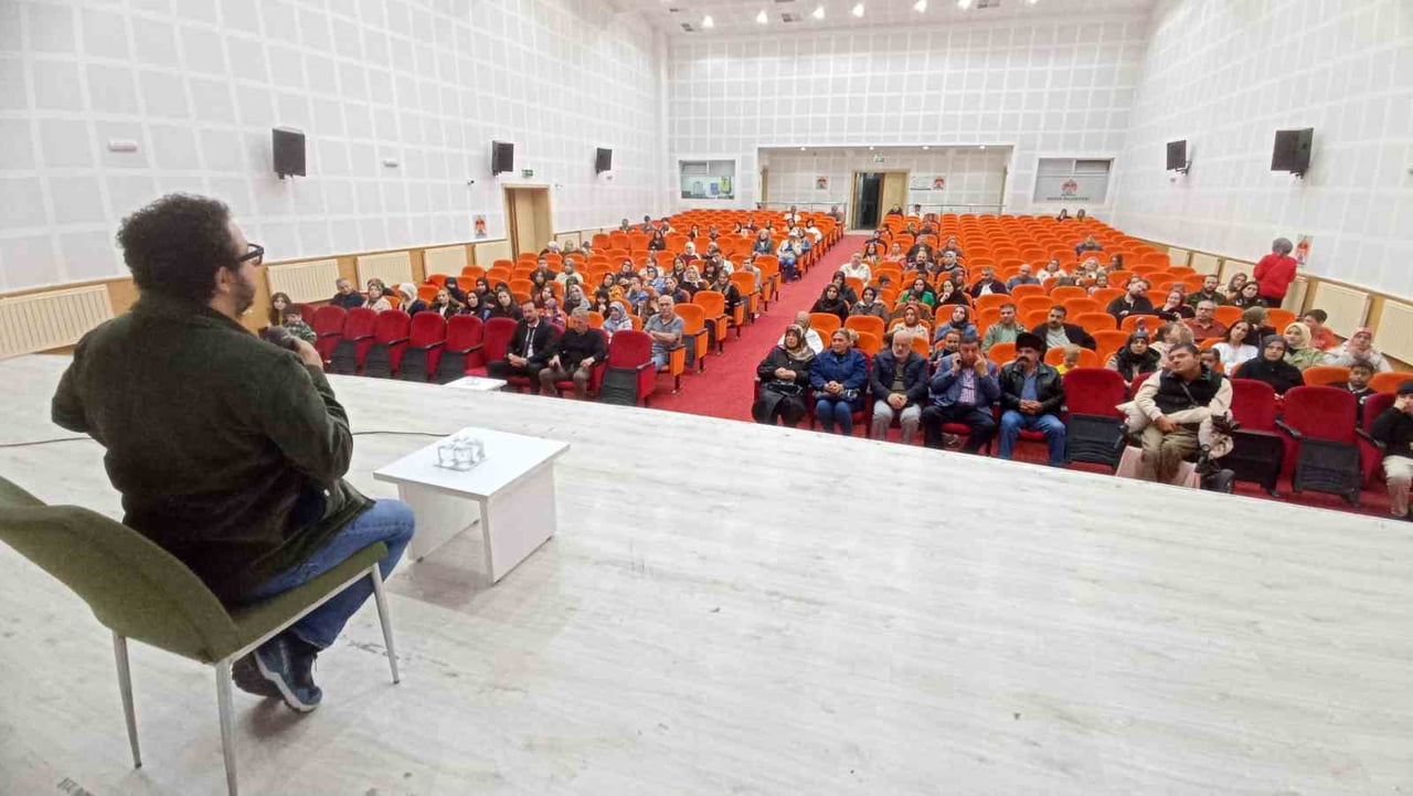PROF. DR. OYTUN ERBAŞ, HAVZA BELEDİYE KÜLTÜR MERKEZİ'NDE DÜZENLENEN "HAYATA BİR DE BURADAN BAK"...