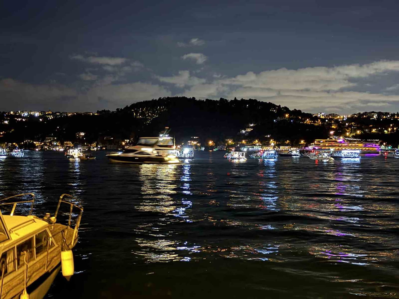 PROFOSYONEL OLTACILAR, ARNAVUTKÖY AÇIKLARINDA KİRALADIKLARI TEKNEKLERDEN SAATLERCE OLTA...