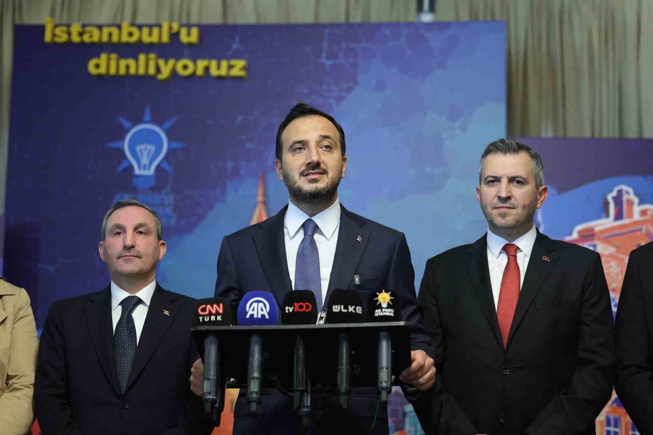 PROGRAM ÖNCESİNDE BASIN MENSUPLARINA AÇIKLAMALARDA BULUNAN AK PARTİ İSTANBUL İL BAŞKANI ABDULLAH...
