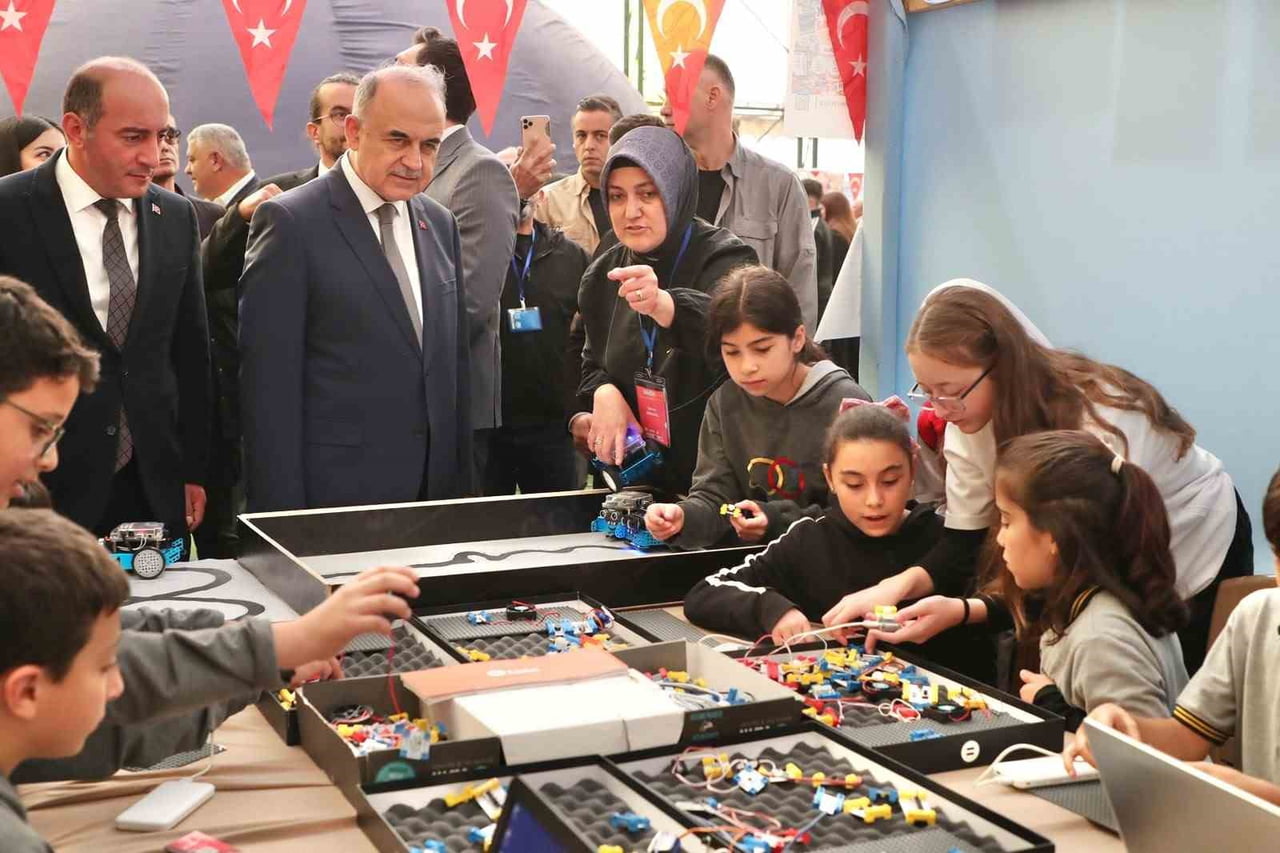 PROTOKOL ÜYELERİ ATÖLYE ALANLARINI GEZDİ