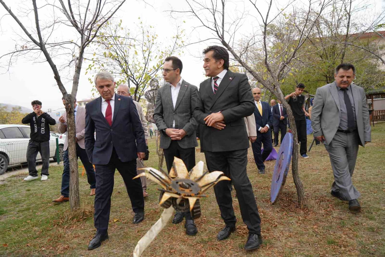 PROTOKOL ÜYELERİ SANAT BAHÇESİNİ GEZDİ