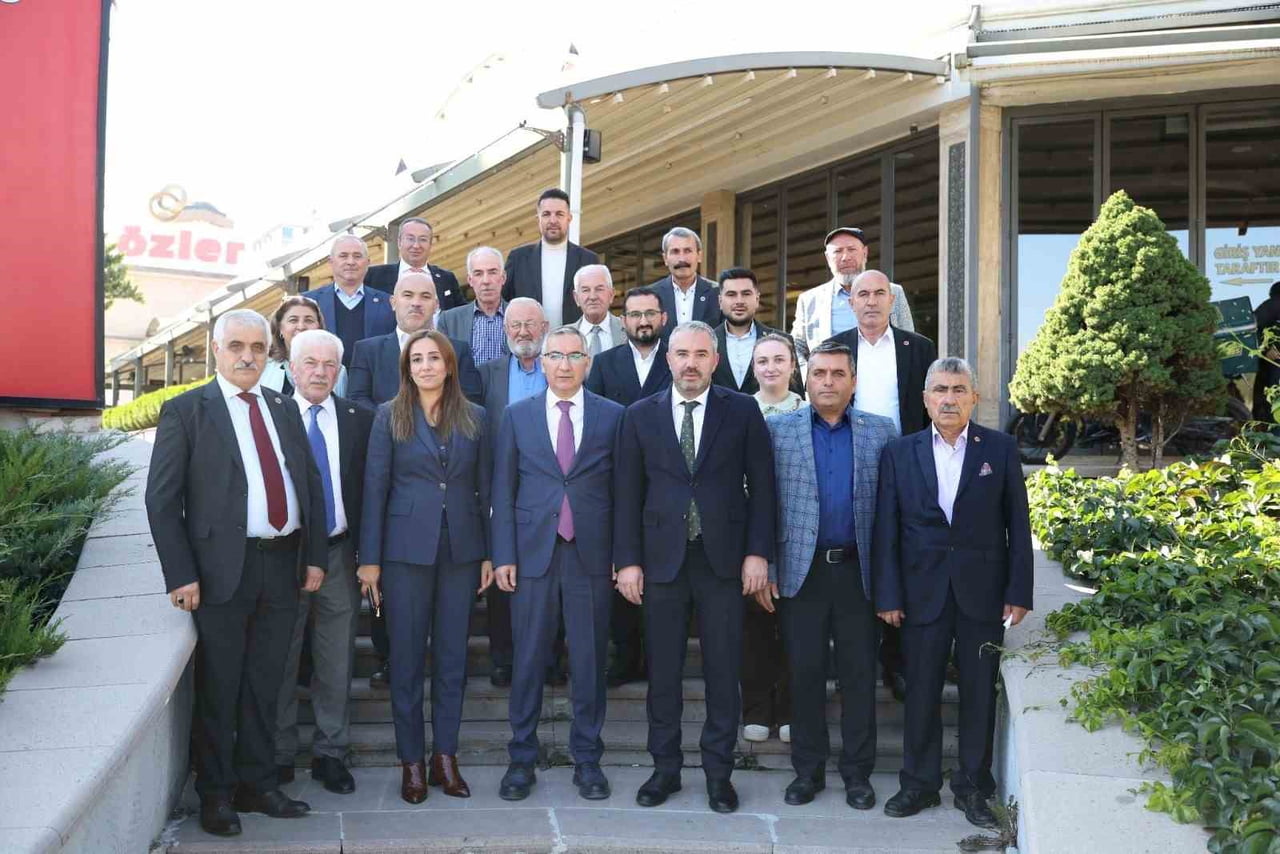 PURSAKLAR BELEDİYE BAŞKANI ERTUĞRUL ÇETİN, MUHTARLAR GÜNÜ MÜNASEBETİYLE İLÇEDE GÖREV YAPAN...