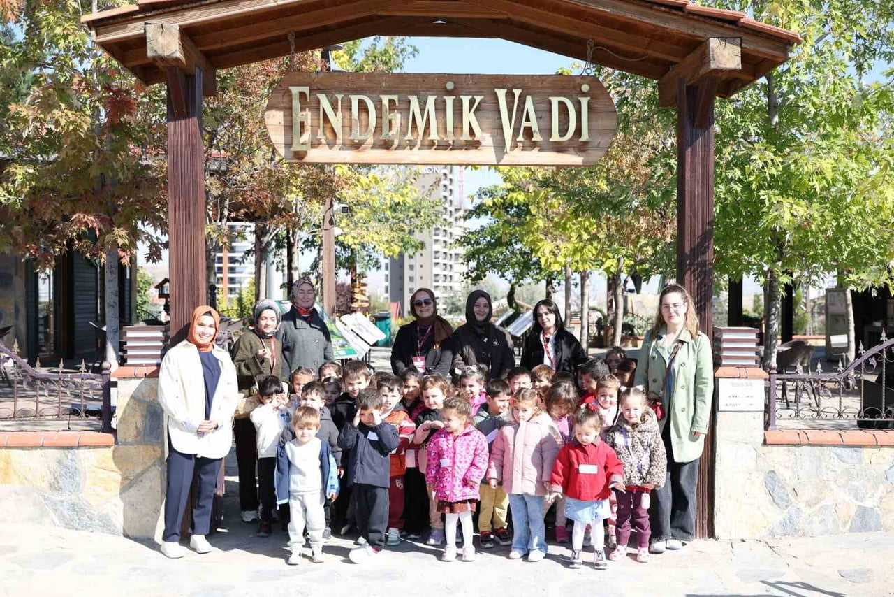 PURSAKLAR BELEDİYESİ TARAFINDAN İLÇEYE KAZANDIRILAN ENDEMİK VADİ, ÖĞRENCİLERİN DOĞAYLA BULUŞTUĞU...