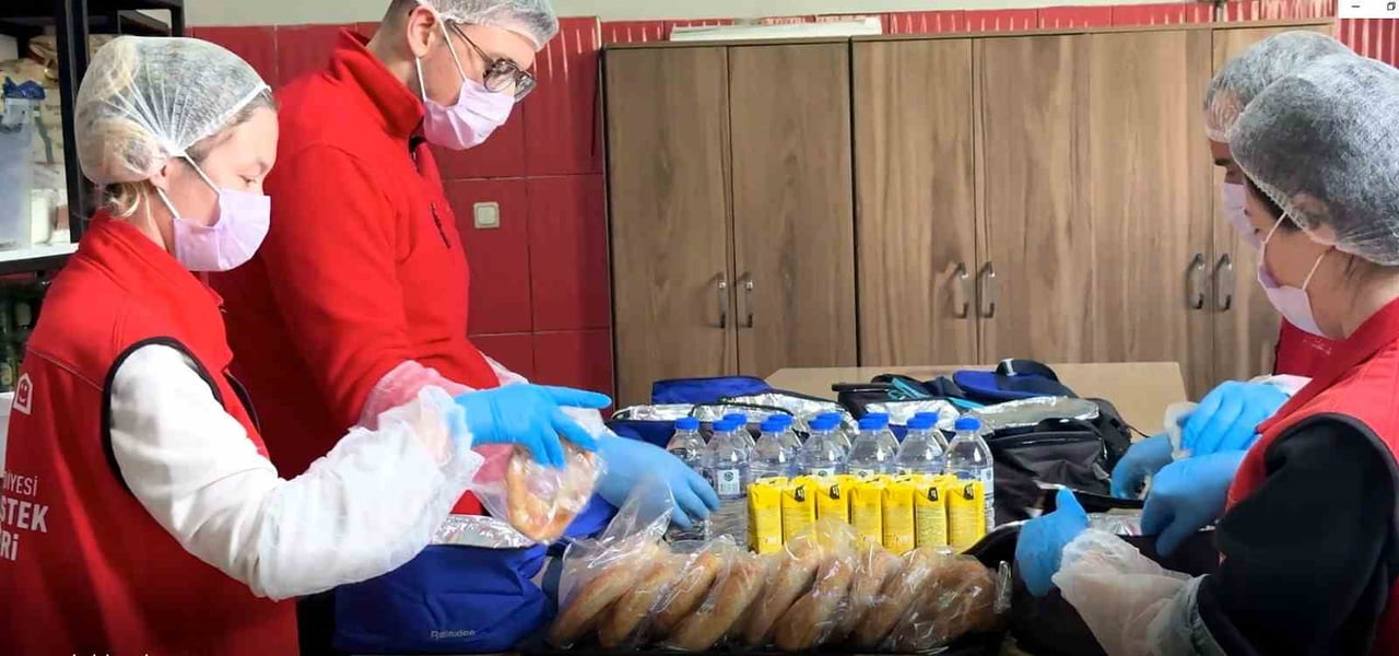"ÇOCUKLARIMIZ İÇİN BESLENME ÇANTASI" PROJESİ KAPSAMINDA GÜNDE 300 ÇOCUĞA BESLENME DESTEĞİ...