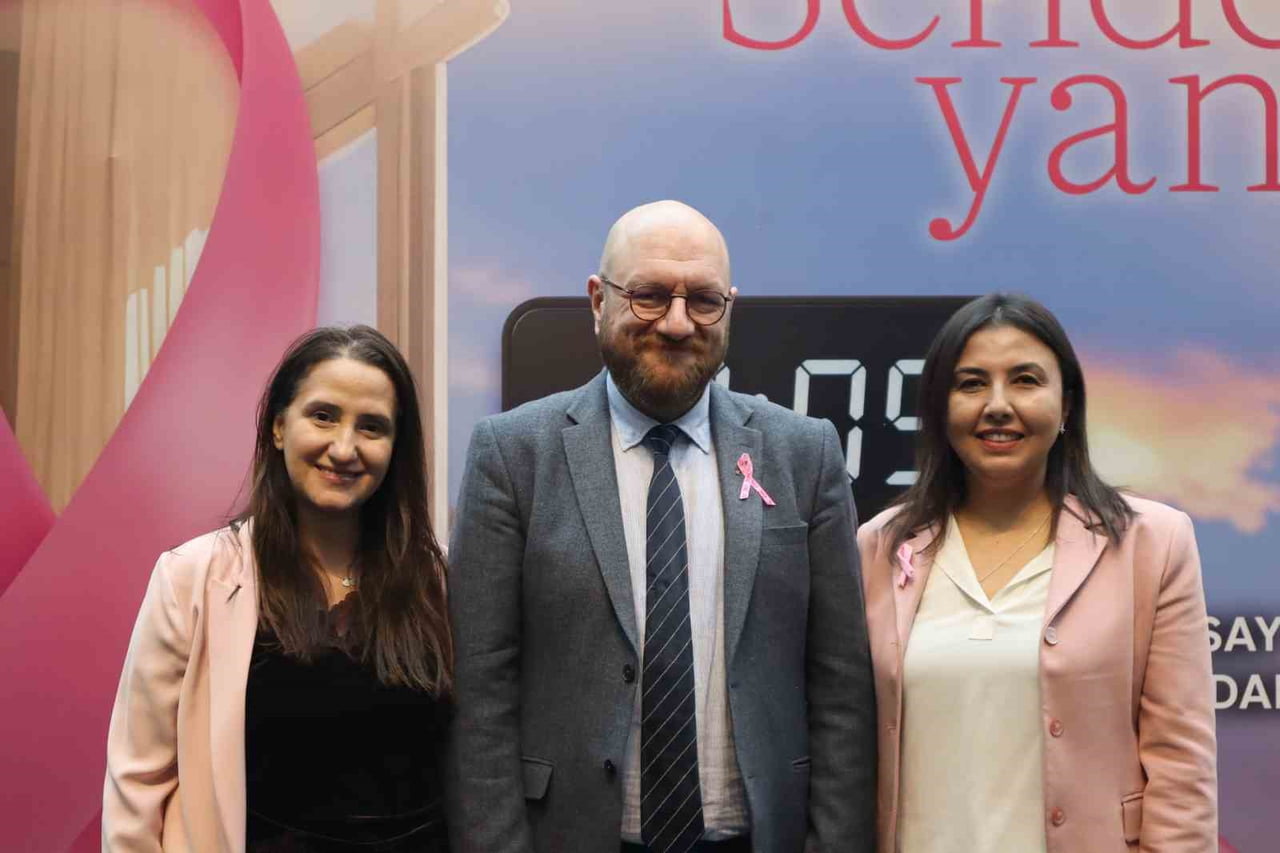 RADYASYON ONKOLOJİSİ UZMANI VE EUROPA DONNA TÜRKİYE - MEME KANSERİ DERNEKLERİ FEDERASYONU BAŞKAN...