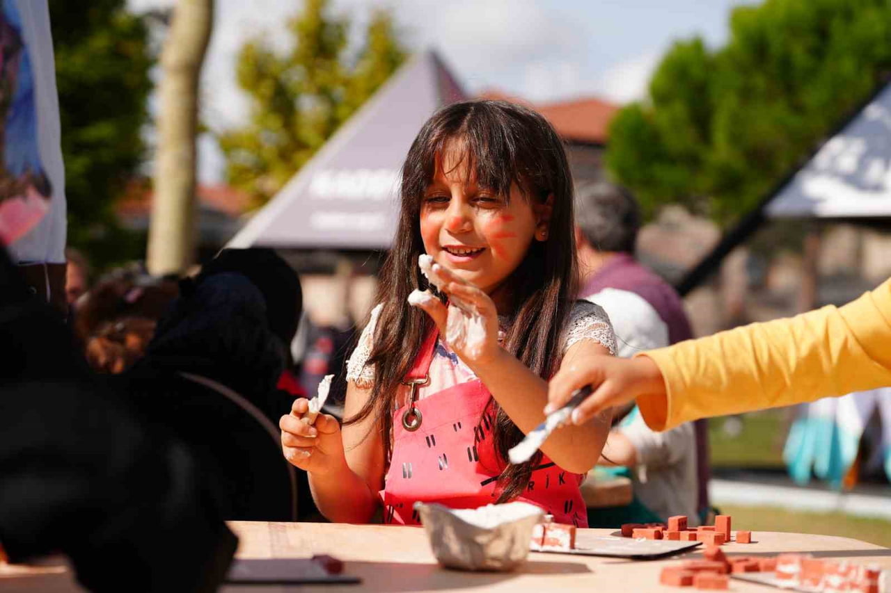 RAMİ KÜTÜPHANESİ’NDE DÜZENLENEN AİLEFEST, 825 BİN ZİYARETÇİYİ AĞIRLAYARAK SONA ERDİ. FESTİVAL...