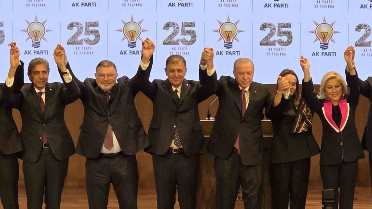 ROZET TAKMA TÖRENİ SONRASI AÇIKLAMA YAPAN AK PARTİ İZMİR İL BAŞKANI BİLAL SAYGILI, "İZMİR...