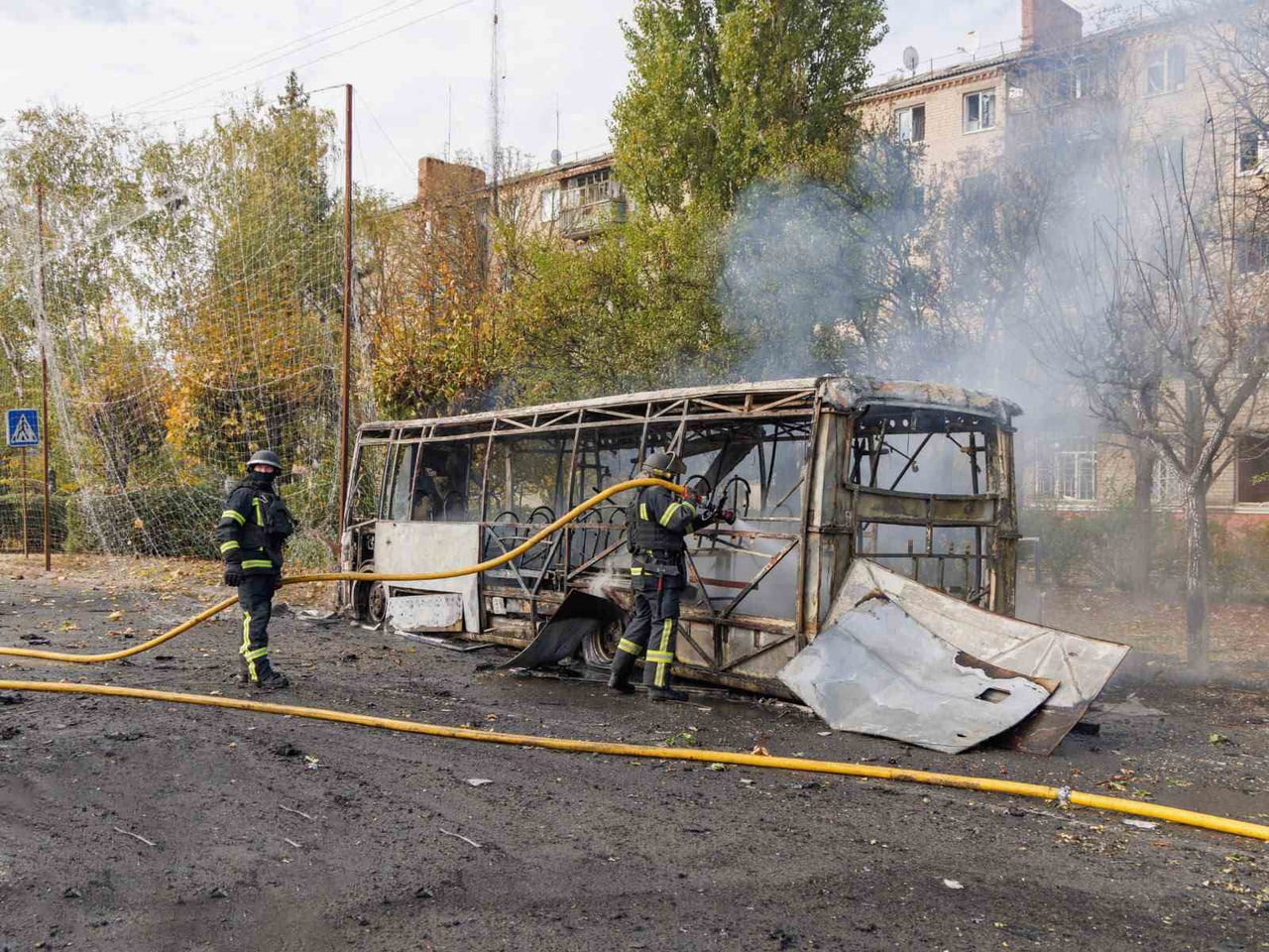 RUSYA'NIN UKRAYNA'DA OTOBÜS DURAĞINA DÜZENLEDİĞİ SALDIRIDA HAYATINI KAYBEDENLERİN SAYISI 33'E...