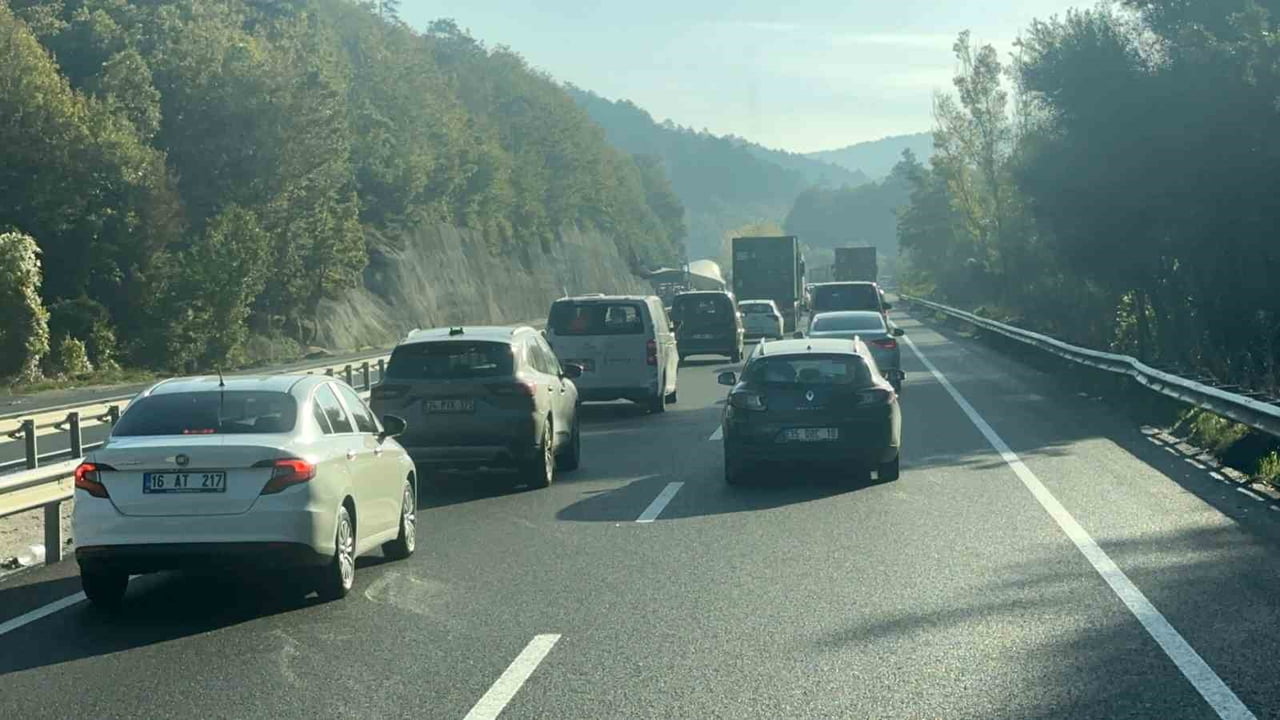 RÜZGAR TÜRBİNİ KANADI TAŞIYAN 10'A YAKIN TIRIN VİRAJLI YOLDAN GEÇİŞİ SIRASINDA KARŞI YÖNDEKİ...