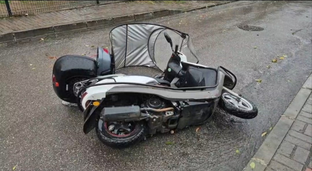 RÜZGARDA PARK HALİNDE BİR MOTOSİKLET DEVRİLİRKEN, YAĞMUR NEDENİYLE YOLLARDA SU BİRİKİNTİLERİ...