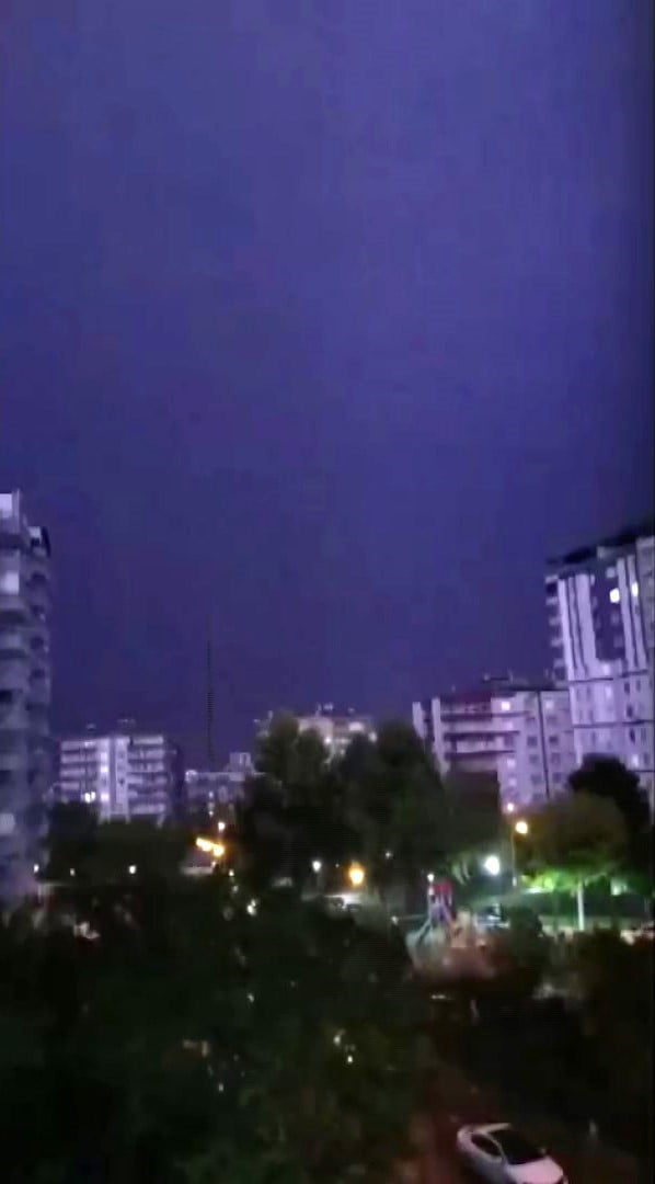SAĞANAK YAĞIŞ İLE BİRLİKTE ÇAKAN ŞİMŞEKLER GECEYİ GÜNDÜZE ÇEVİRDİ.