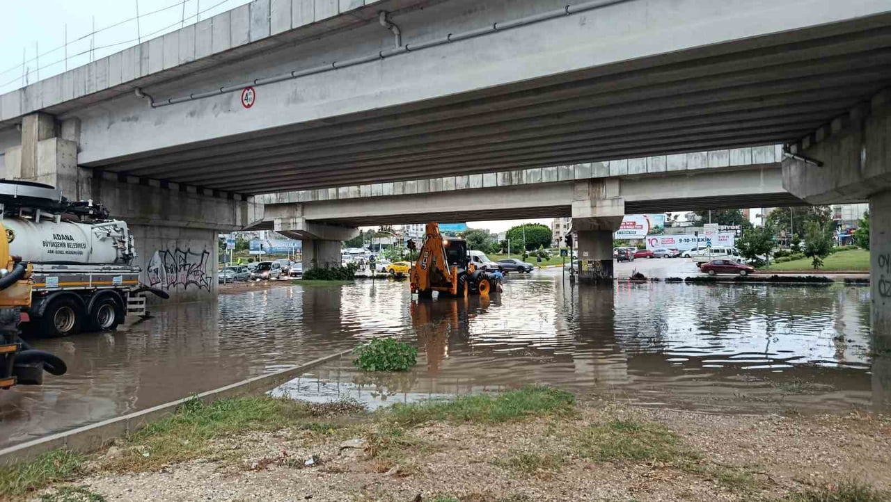 SAĞANAK YAĞIŞ SONRASI ALT GEÇİT SUALTINDA KALINCA YOL TRAFİĞE KAPATILDI.
