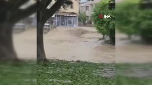 Sağanak yağış sonrası yollar göle döndü, sürücüler zor anlar yaşadı