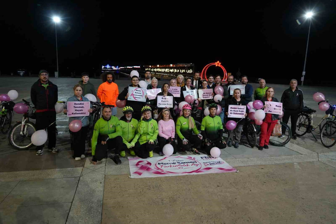 SAĞLIK ÇALIŞANLARI, MEME KANSERİNE DİKKAT ÇEKMEK İÇİN PEMBE BALONLARLA BİSİKLET TURU...