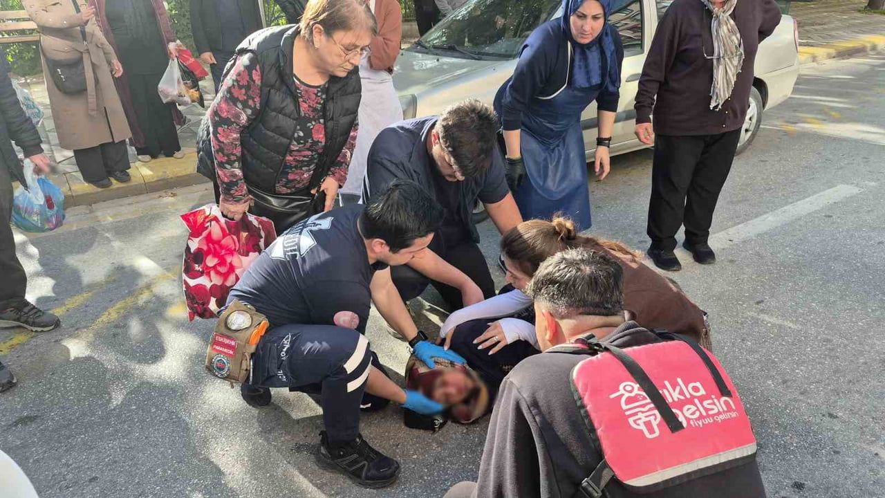 SAĞLIK EKİPLERİNİN YARALIYA MÜDAHALE ETTİĞİ ESNADA GENÇ OTOMOBİL SÜRÜCÜSÜ BÜYÜK PANİK...