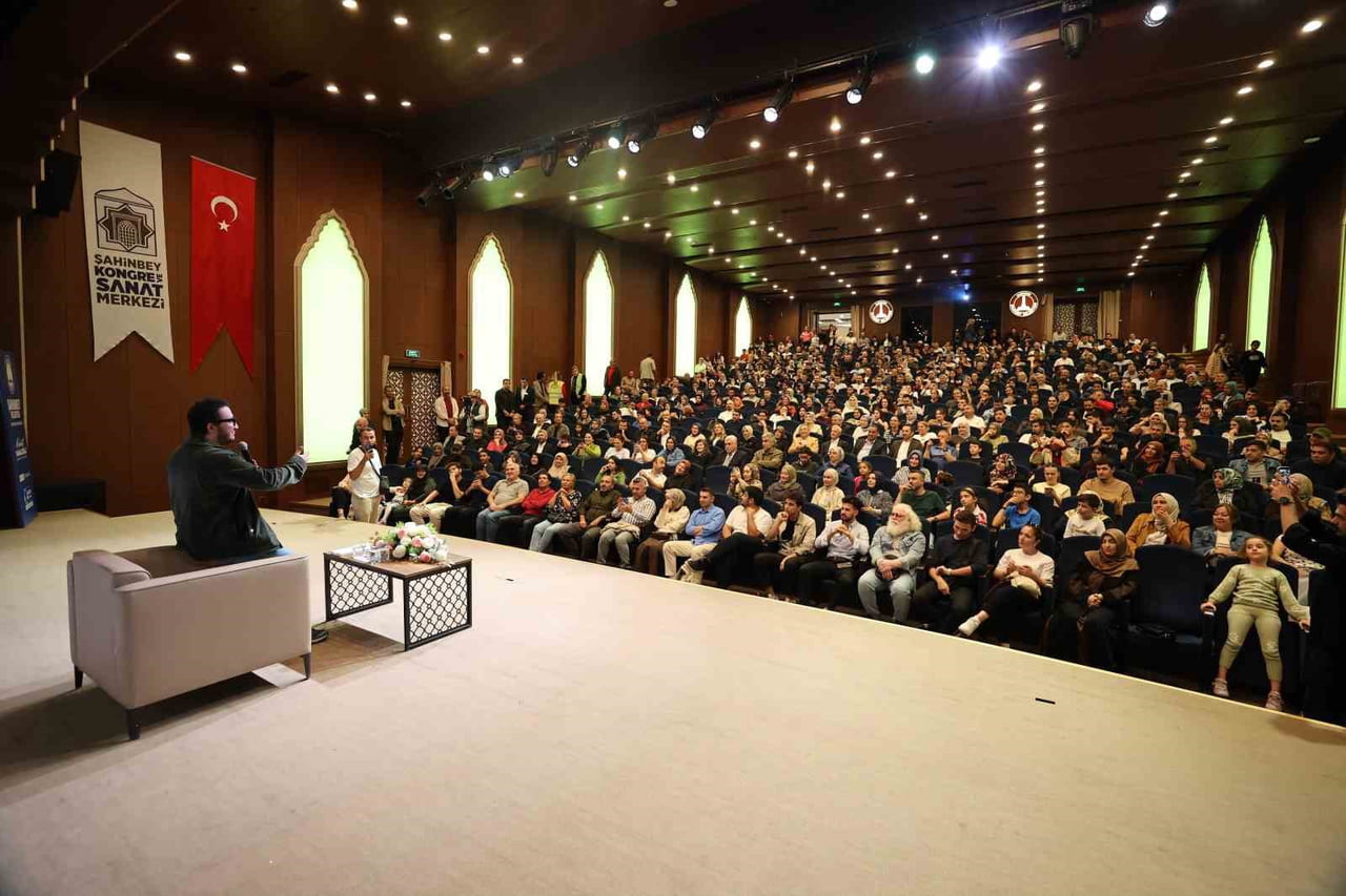 ŞAHİNBEY KİTAP GÜNLERİ’NDE RENKLİ ANLAR YAŞANDI. BEKAR OLMASIYLA BİLİNEN PROF. DR. OYTUN ERBAŞ...