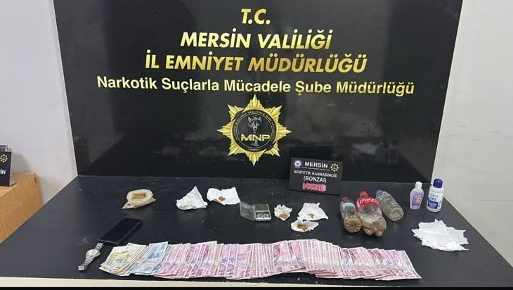 ŞAHSIN ÜSTÜNDE VE EVİNDE BİR MİKTAR SENTETİK KANNABİNOİD, 1 ADET HASSAS TERAZİ İLE SUÇTAN ELDE...