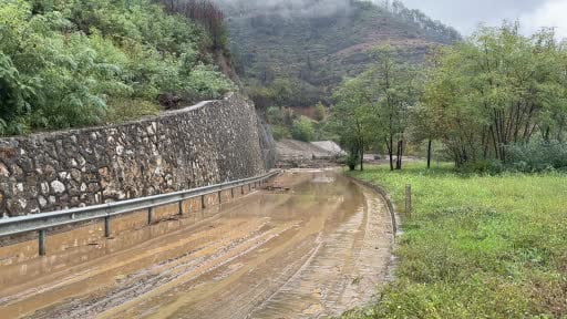 Sakarya'da toprak kayması nedeniyle iki mahalleye giriş kapandı