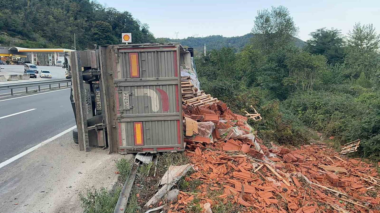 SAKARYA'NIN GEYVE İLÇESİNDE TUĞLA YÜKLÜ TIRIN DEVRİLMESİ SONUCU MEYDANA GELEN TRAFİK KAZASINDA...