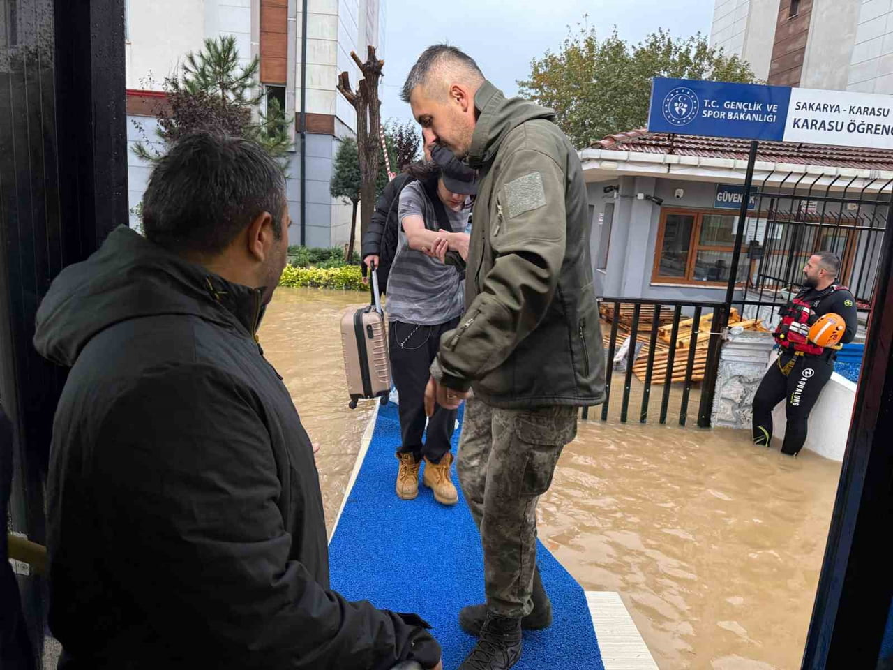 SAKARYA BÜYÜKŞEHİR BELEDİYESİNİN GÖNDERDİĞİ OTOBÜSLERLE GÜVENLİ BÖLGELERE TAŞINAN ÖĞRENCİLERİN...