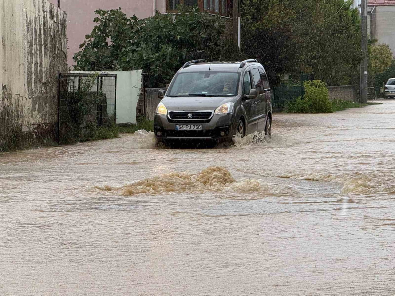 SAKARYA’DA ETKİLİ OLAN ŞİDDETLİ SAĞANAĞIN SELE DÖNÜŞTÜĞÜ KARASU İLÇESİNDE HASARIN BOYUTU GÜNDÜZ...