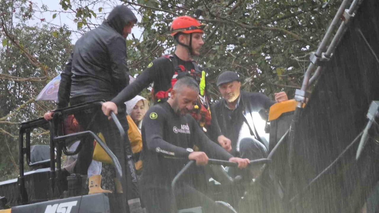 SAKARYA’DA ETKİLİ OLAN ŞİDDETLİ YAĞIŞ SEBEBİYLE KARAPÜRÇEK İLÇESİNDE BULUNAN KANLIÇAY DERESİ...