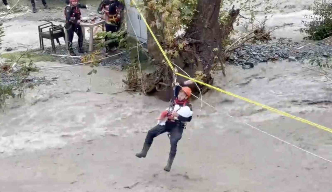 SAKARYA’DA SELDE MAHSUR KALAN VATANDAŞLARI KURTARMAK İÇİN SEFERBER OLAN JANDARMA EKİPLERİNİN...