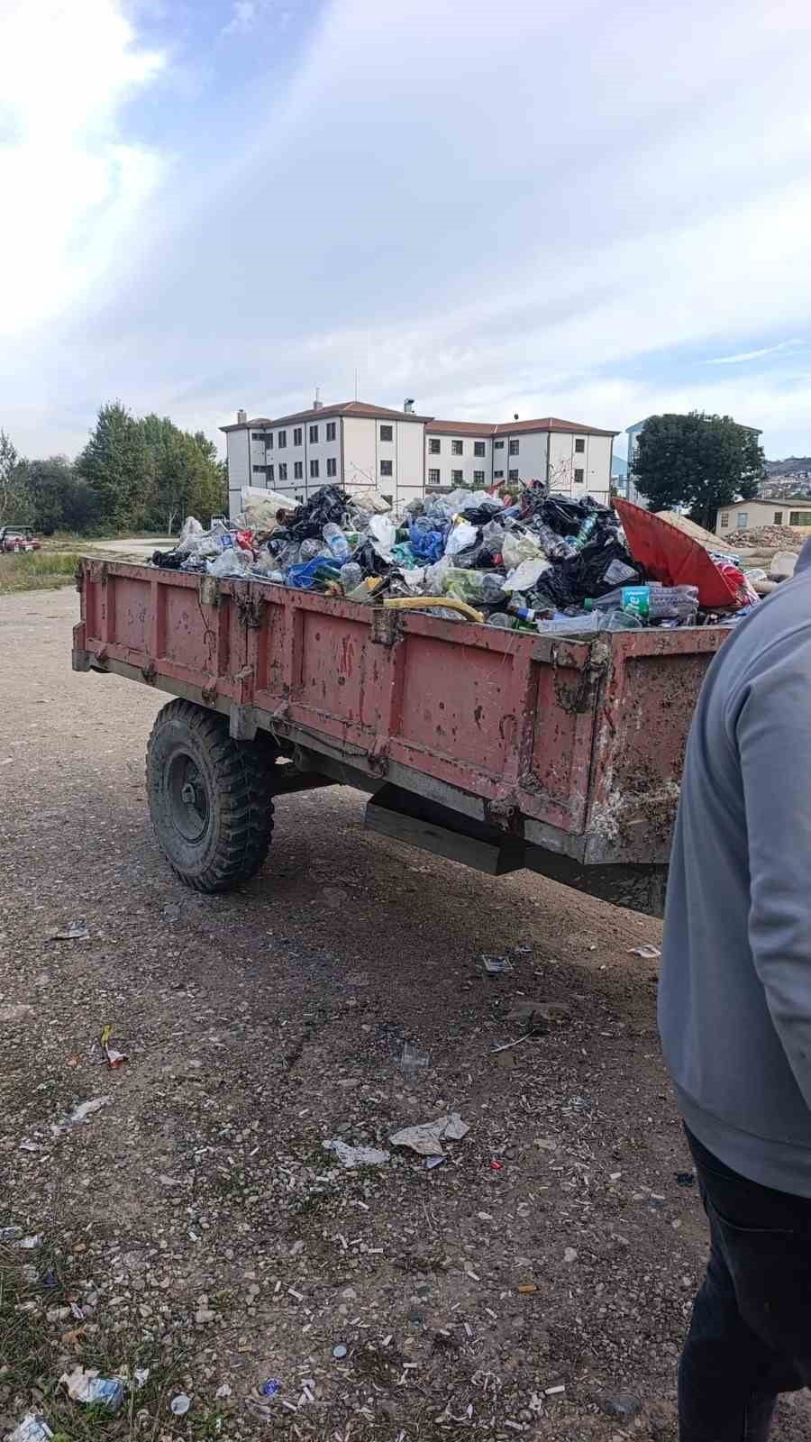 SAKARYA NEHRİ KIYISINDAN 1 GÜNDE 1 RÖMORK ATIK TOPLANDI
