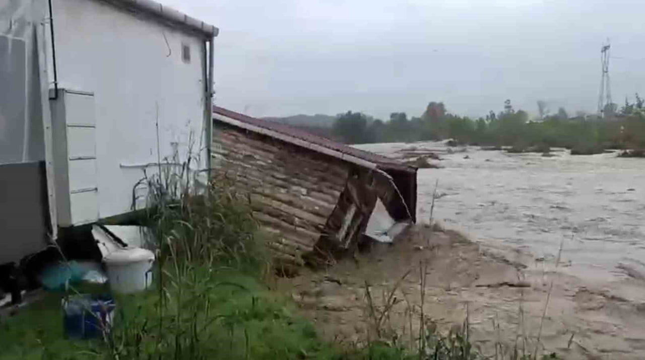 SAKARYA’NIN AKYAZI İLÇESİNDE ETKİLİ OLAN SAĞANAK YAĞIŞ SONRASI MEYDANA GELEN SELDE BİRİ PREFABRİK...
