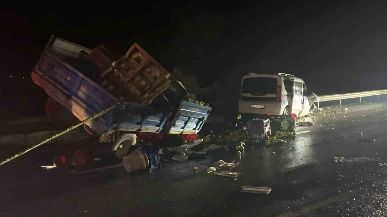 SAKARYA’NIN GEYVE İLÇESİNDE MEYVE YÜKLÜ TRAKTÖR, HAFİF TİCARİ ARAÇ VE TIRIN KARIŞTIĞI TRAFİK...