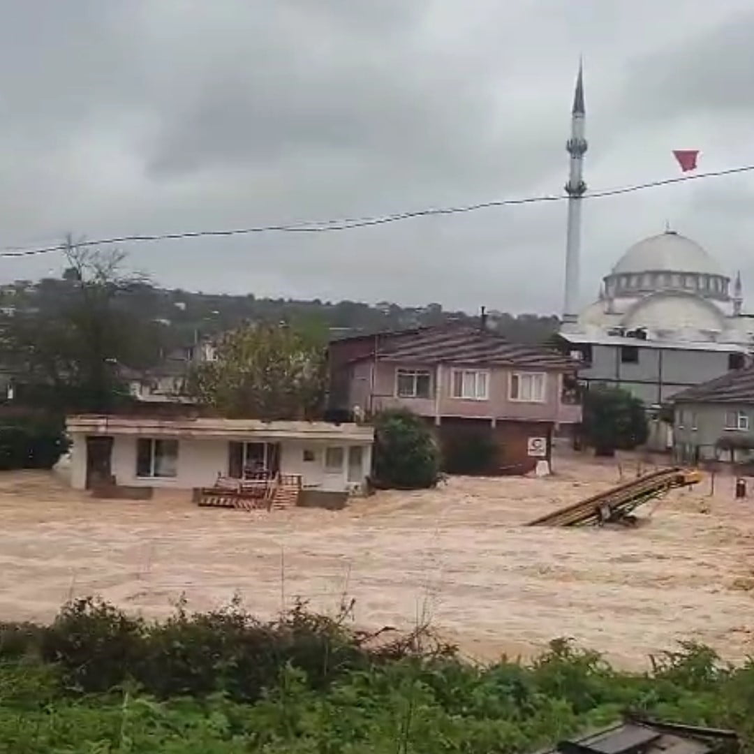 SAKARYA’NIN KARASU İLÇESİNDE ETKİLİ OLAN KUVVETLİ SAĞANAK YAĞIŞ SELE DÖNÜŞTÜ. DARIÇAYIRI...